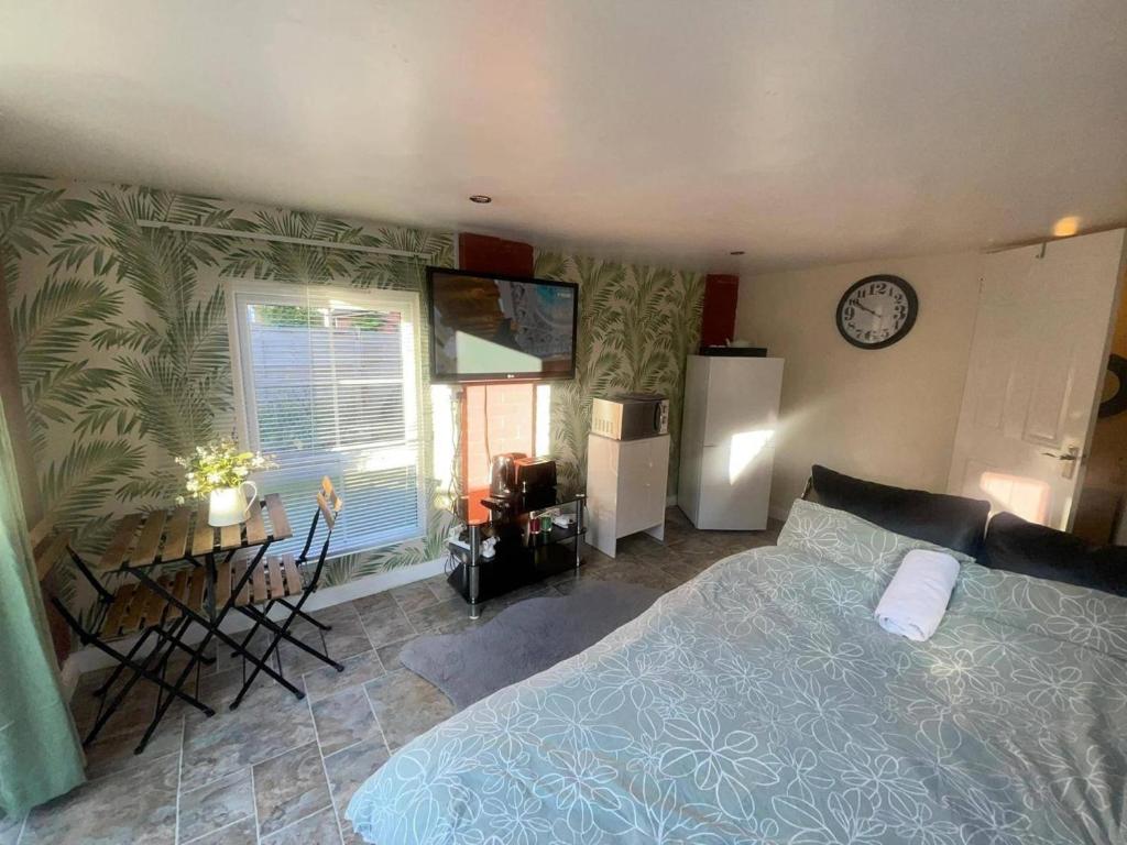 Studio-Sleeps 2 free parking-garden-near shops, Bristol