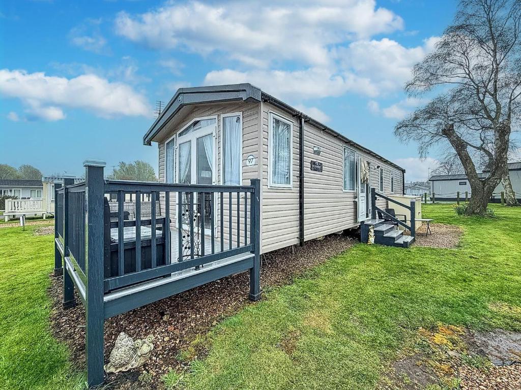 Homely Caravan With Decking And Wifi In Lowestoft Ref 12097B, Lowestoft