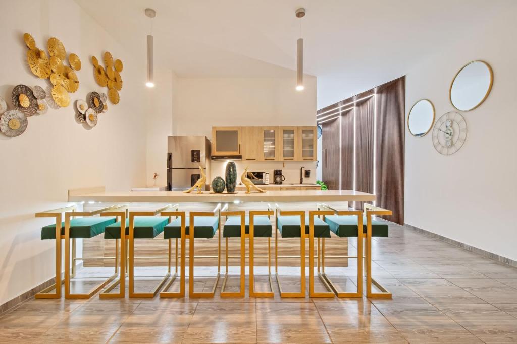 6 bedroom with Jacuzzi 1 block from LLeras P10 - 5