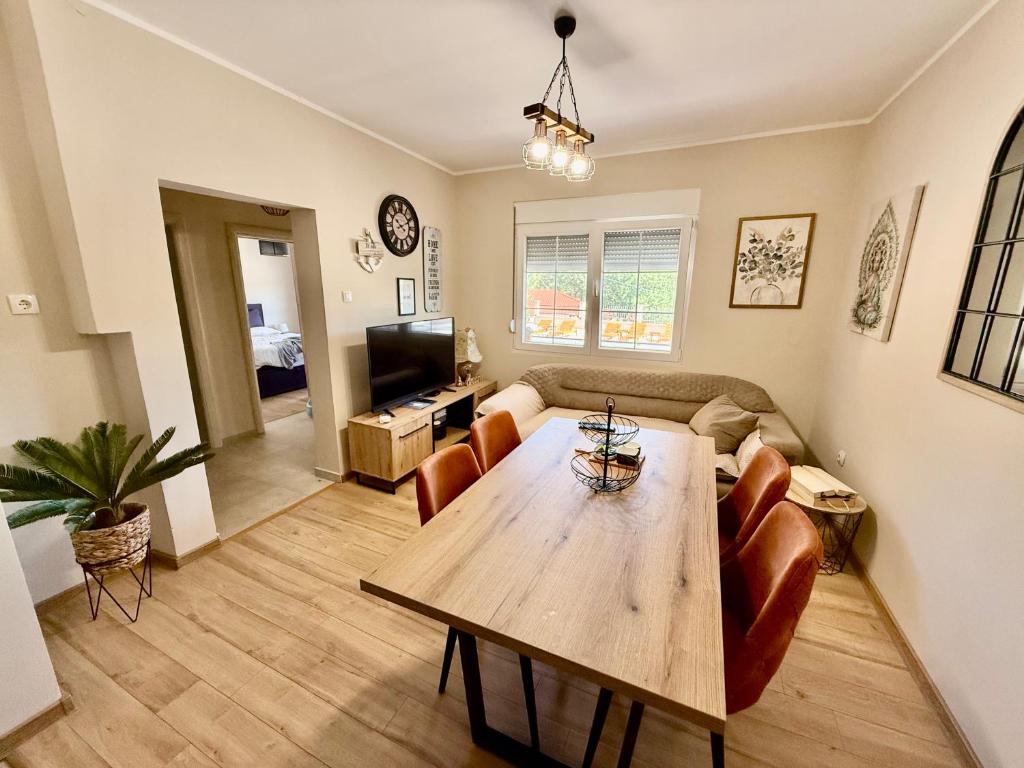 Sunny village, pool house - 4