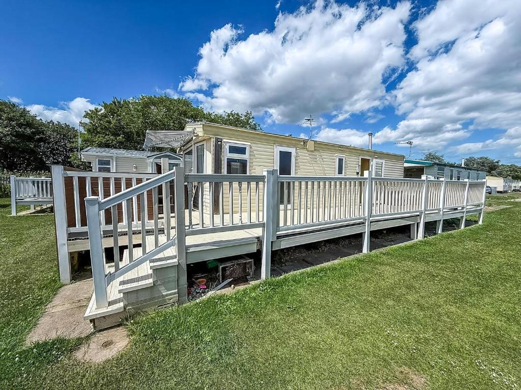 Fantastic 4 Berth Caravan In Skegness With Private Hot Tub Ref 96023H, Skegness