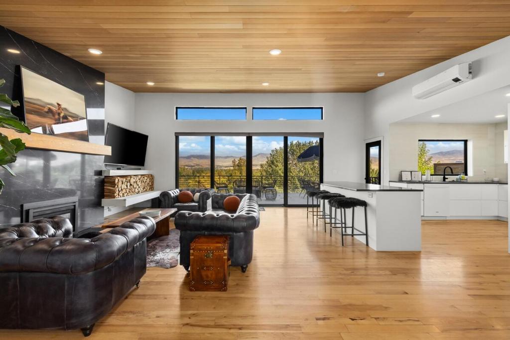 Stunning Views - High End 4BR Home with Hot Tub and Sauna, Boise