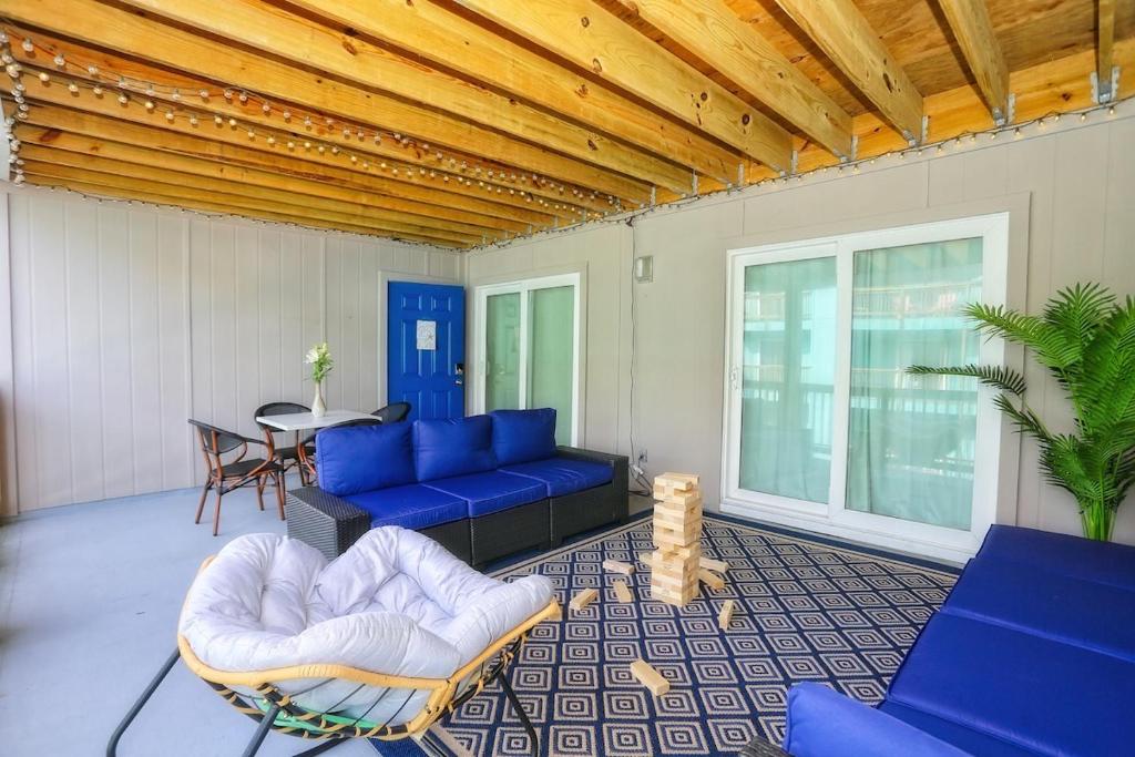 House of Waves - Freshly Renovated 2BR, new AC and Pool, Carolina Beach