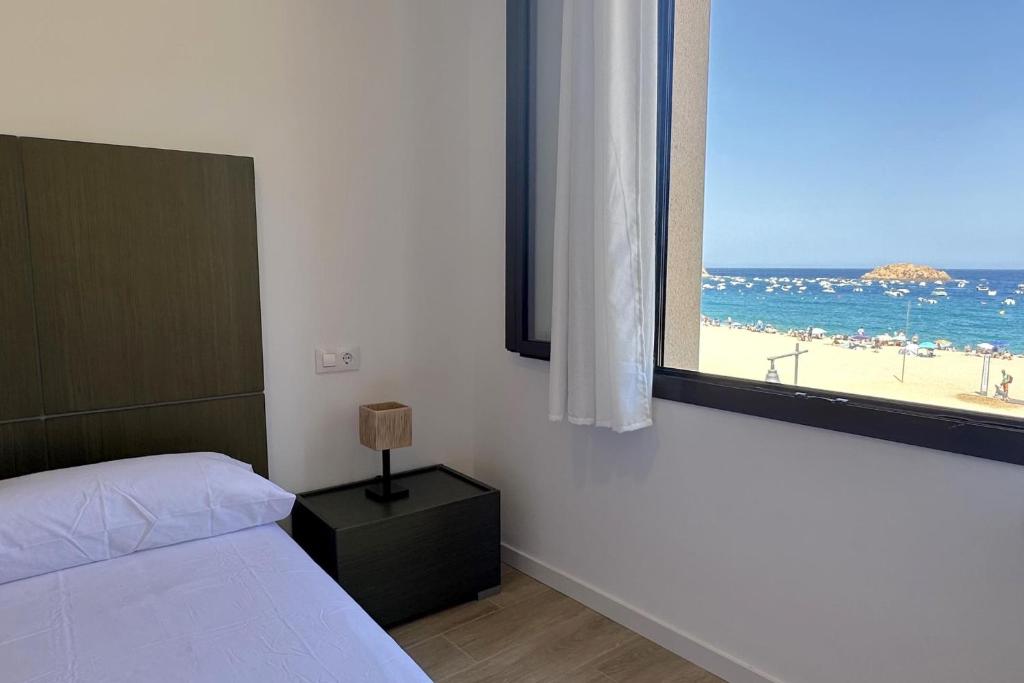 LETS HOLIDAYS Wake Up by the Sea in Victoria apartment 2 - 3