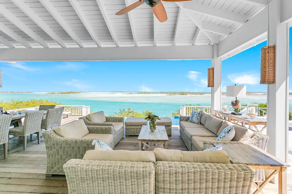 Bahari House - Luxury Oceanfront Villa with Spectacular View, Pool, Spa and Dock, Hartswell