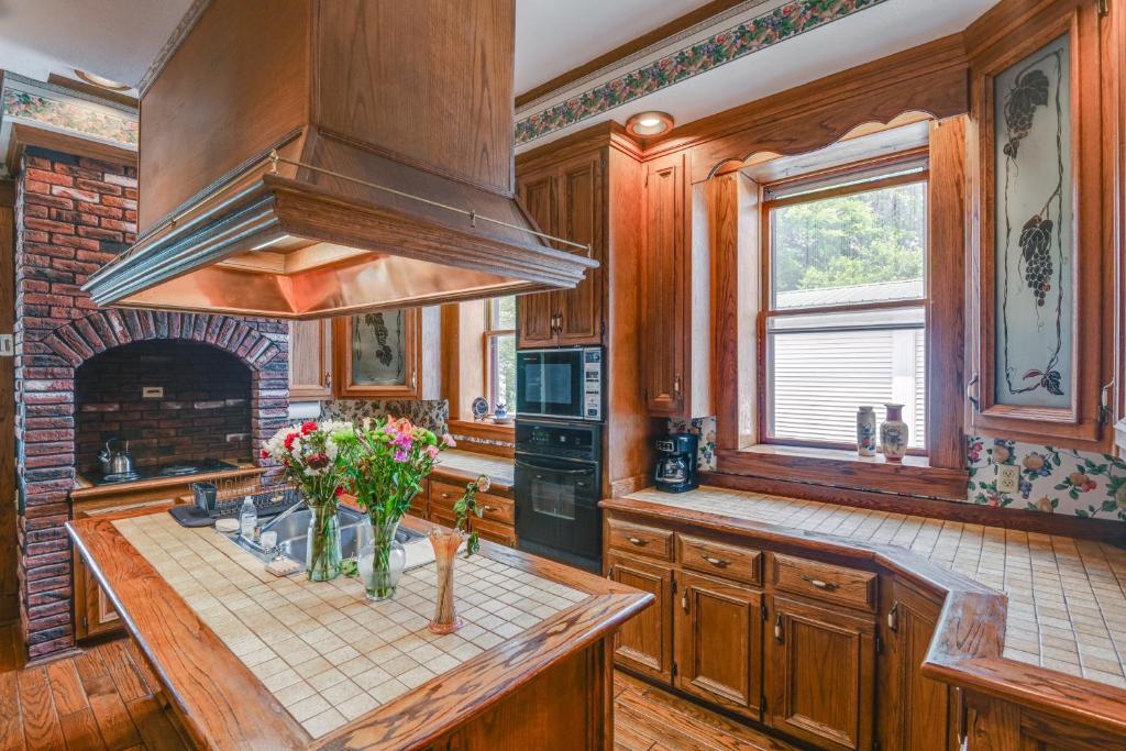 Walk to Lawrenceburg Square Home for Large Groups, Lawrenceburg