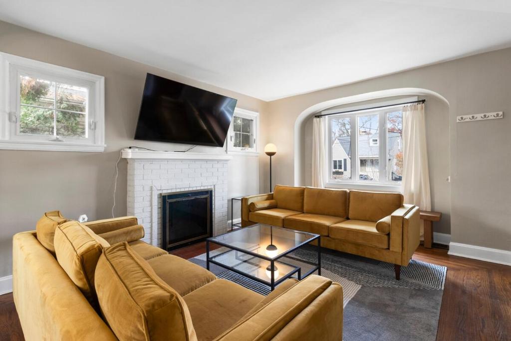 Inviting 4BR2BA in Oakley with 2 Park Spots & Lg Deck, Cincinnati