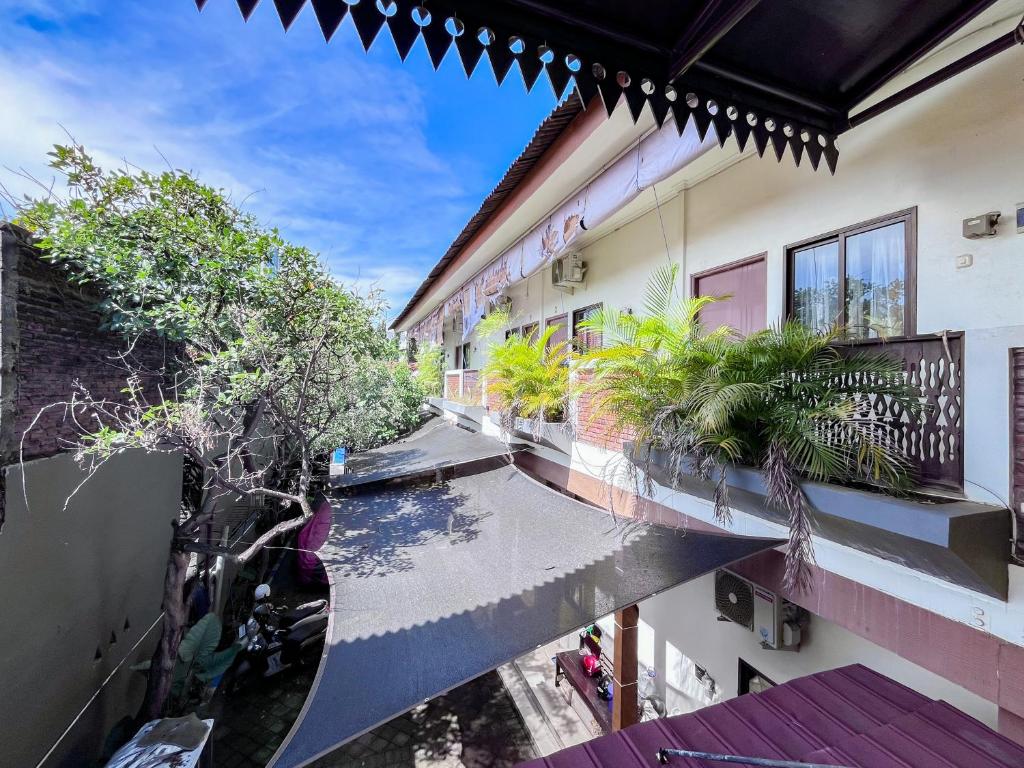Exterior view, RedDoorz Syariah near Suncity Waterpark Sidoarjo in Surabaya