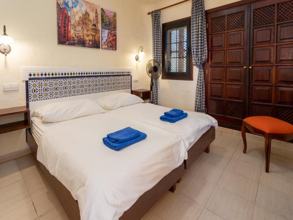 Beachfront House in Playa del Águila with Pool - 3