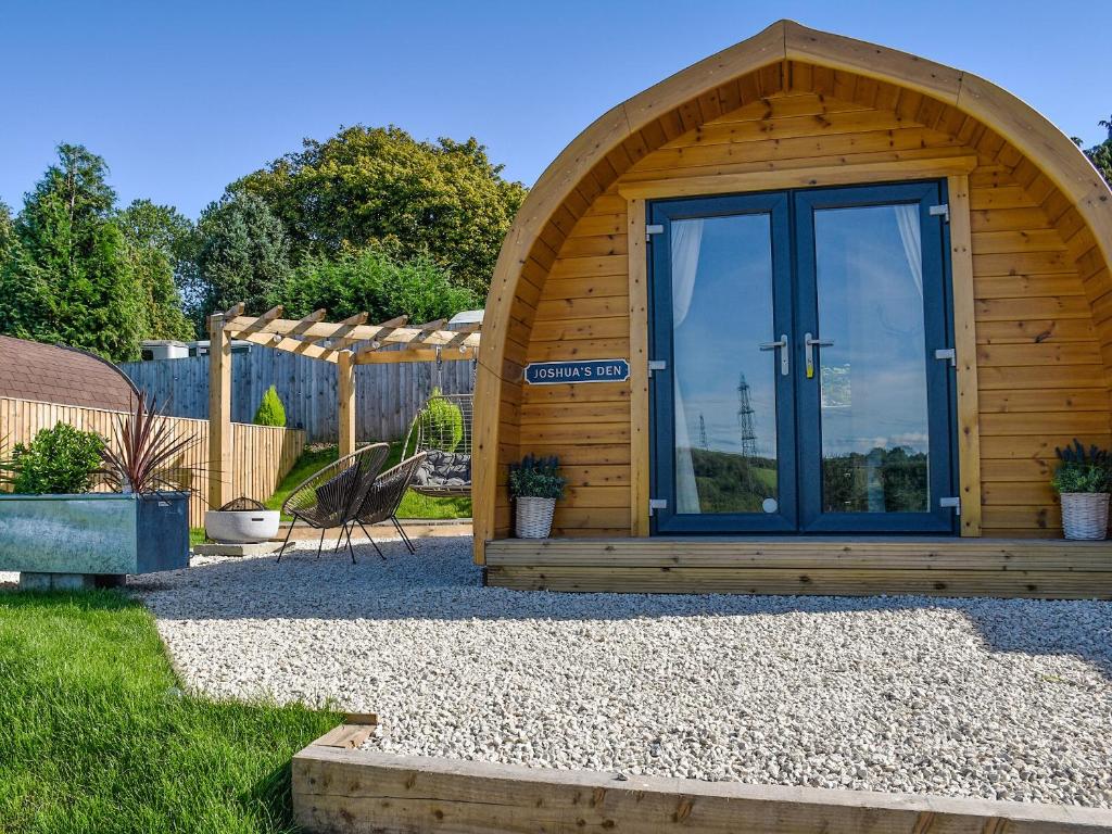 Joshua's Den - Uk40975, Felindre
