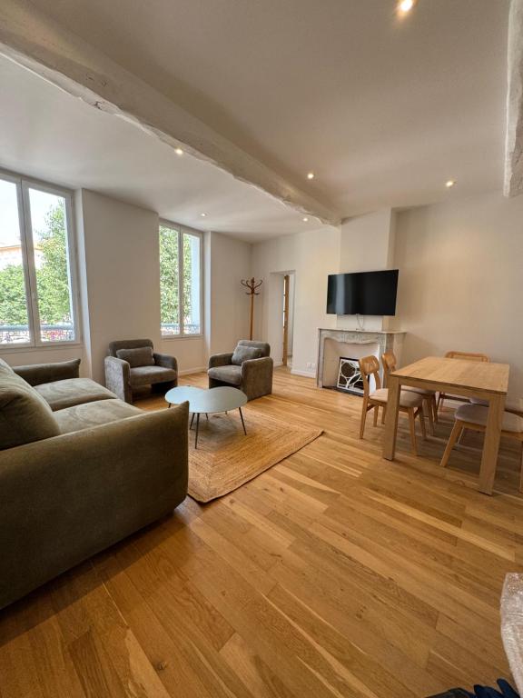 #101-Heart of Vieil Antibes - Place Nationale-High-End Newly Renovated & Furnished Appartment - 1
