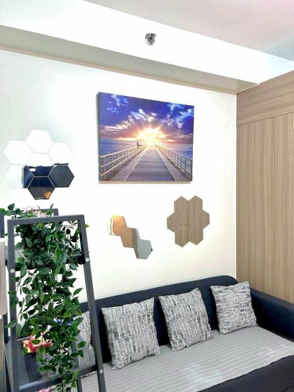 1 Bedroom Condo at Shore 2 Near Airport with Balcony & Pool View, Manila