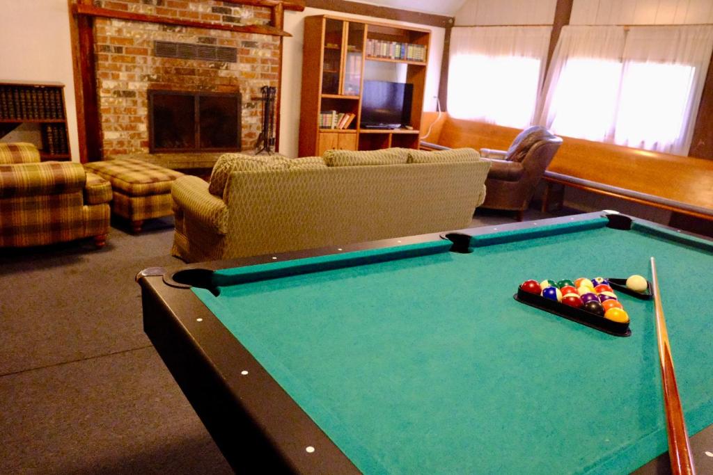 Front Lodge at Rainier Lodge, 1 min drive to Mt Rainier entrance, Ashford