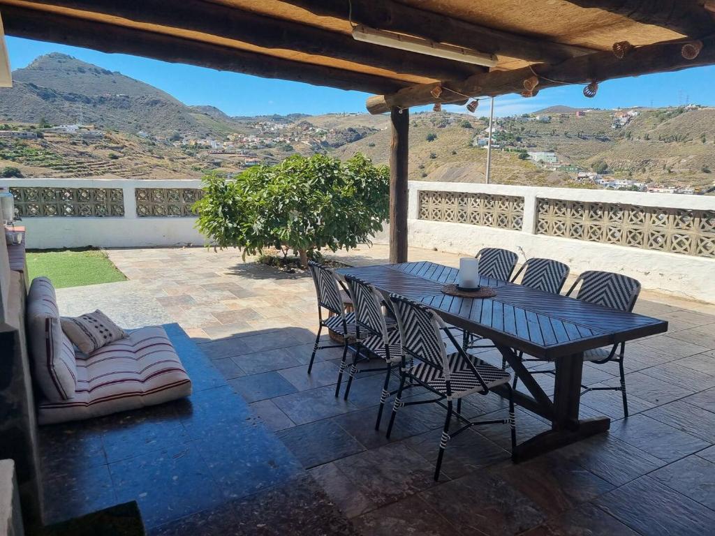 großes Haus mit Garten und Blick auf die kanarische Hügellandschaft, Las Palmas de Gran Canaria