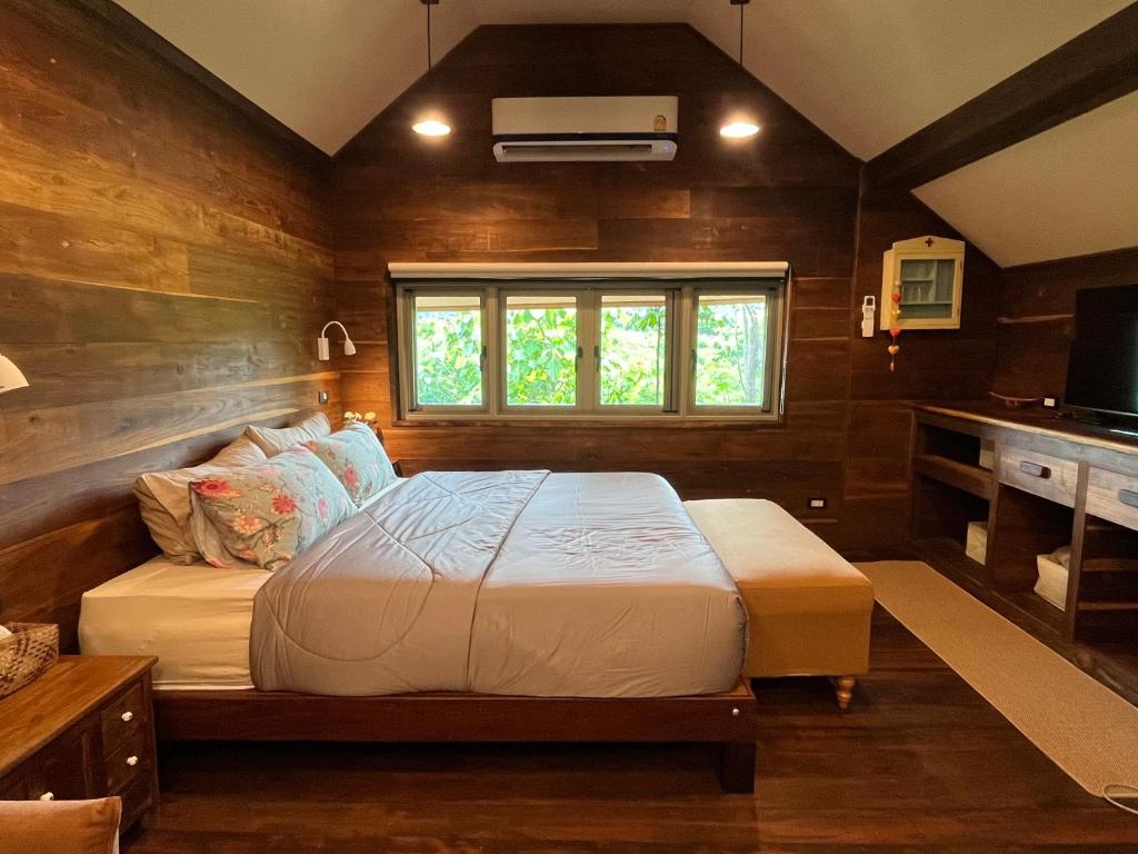 206 Wan Warn, 3 wooden houses in Kaeng Krachan Forest, Ban Khao Dok Mai