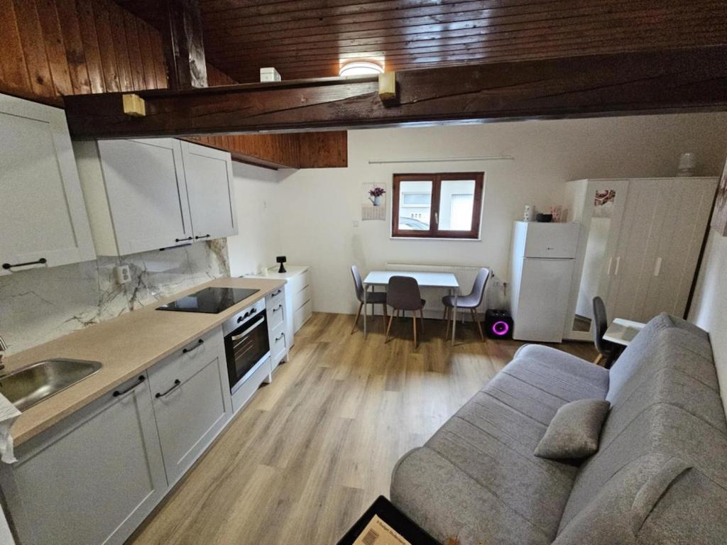 Studio R, Ljubljana