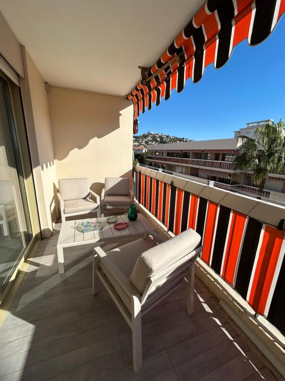 L'ESTIVALIERE - Golfe Juan - Confortable T3 vue mer - climatise et garage ferme - 2