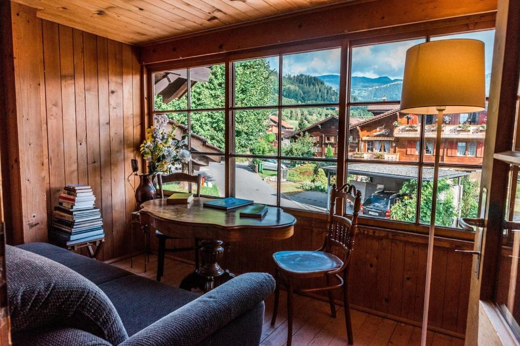 Simple and Rustic - Apartment in Historic House, Wilderswil