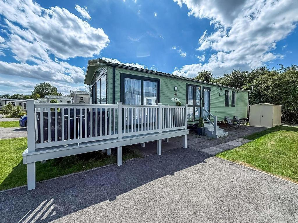 Lovely Caravan With Decking At Southview Holiday Park Ref 33059V, Скегнесс