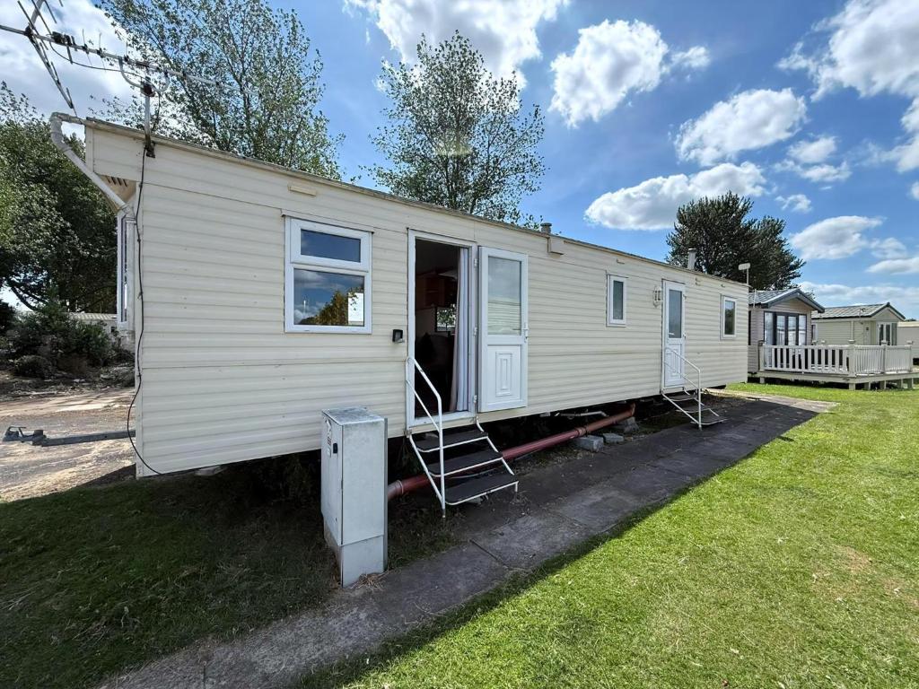 Spacious 8 Berth Caravan For Hire At Southview Holiday Park Ref 33002Tc, Skegness
