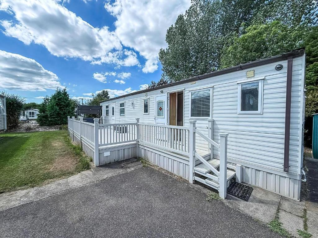 Great Caravan With Spacious Decking Southview Holiday Park, Skegness Ref 33035V, Skegness