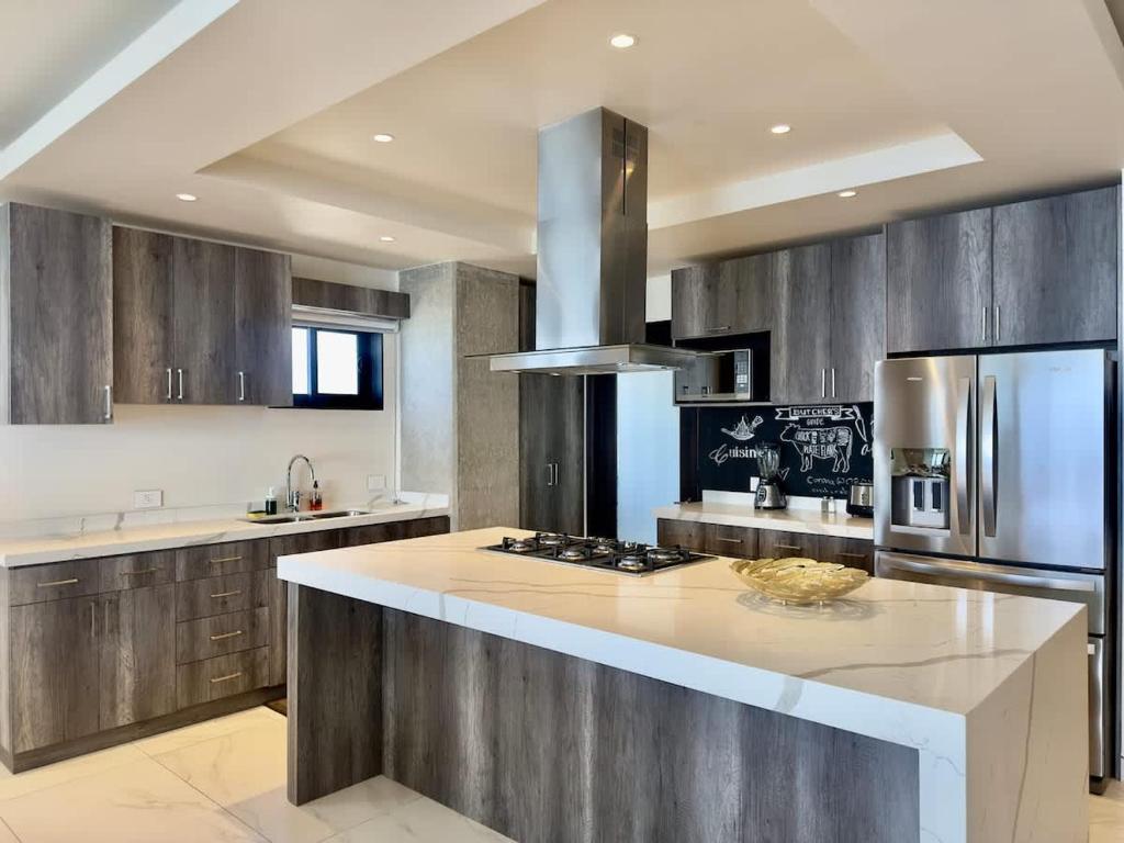 Luxury Beachfront Condo 3BR 3BA with stunning views - 3