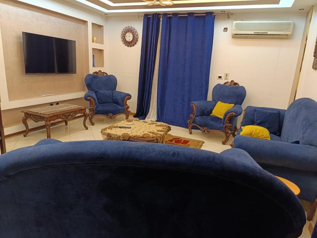 Dokki next to the metro station, Káhira