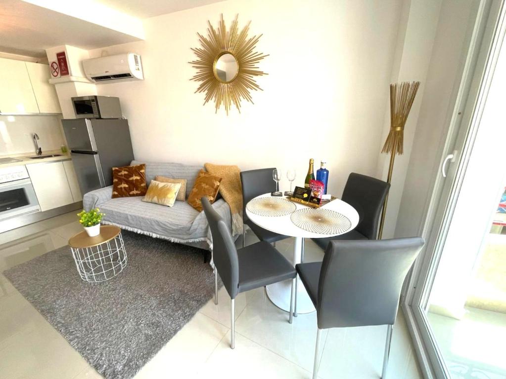 Reel Apartments- Walk to the beach and centre - 4