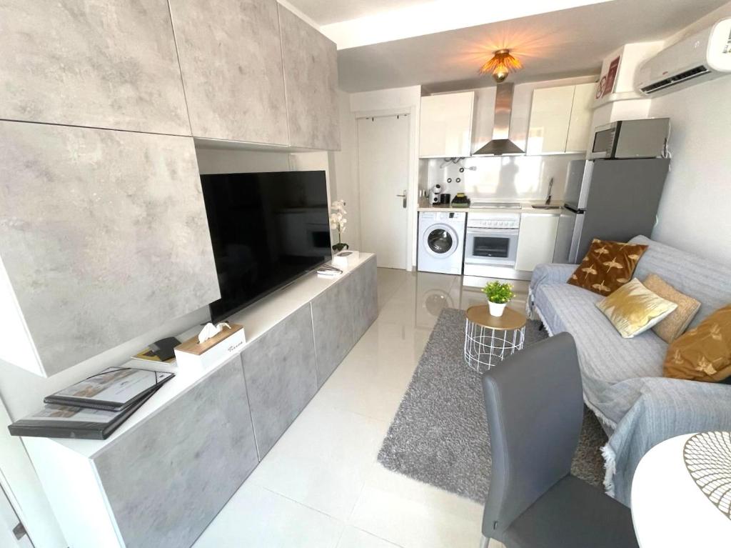 Reel Apartments- Walk to the beach and centre - 2