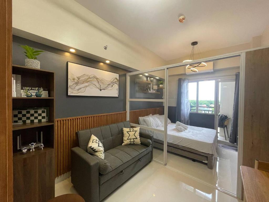 Bright and Stylish Condo with Pool View and Balcony, Mactan Island