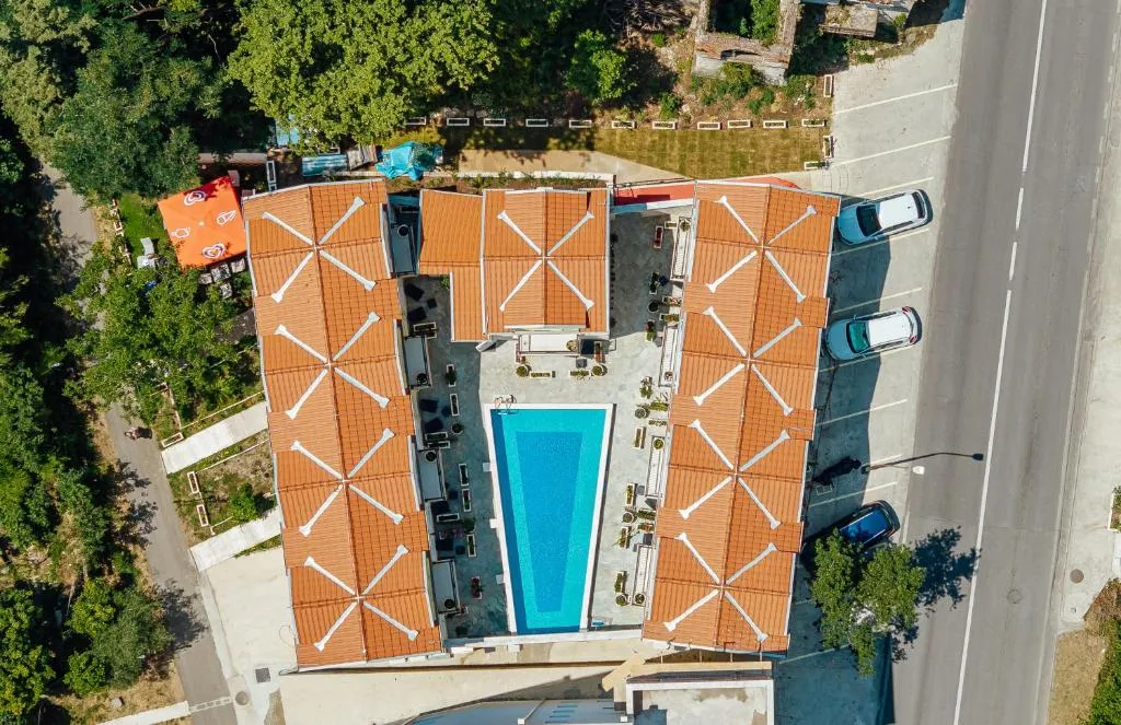 *NEW IN 2025* - Hotel Subra Atrium，位于赫尔采格诺维的酒店