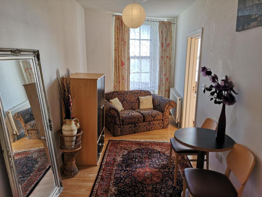 Flat next to port and cliffs with parking, Dover