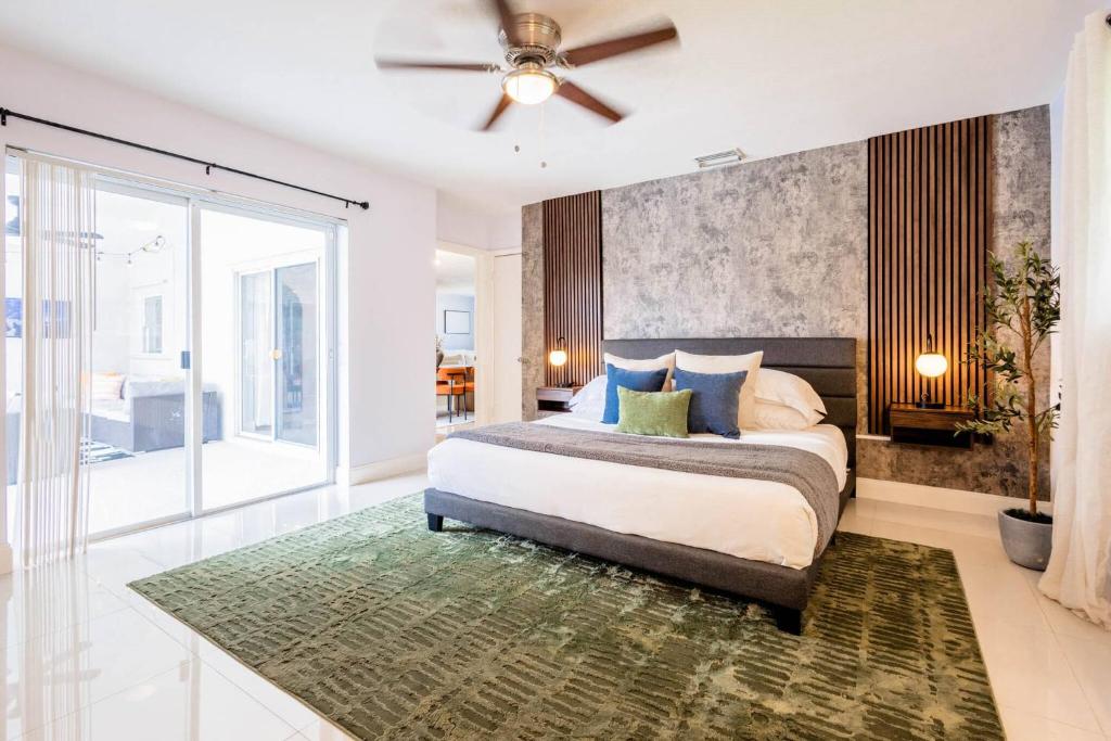 Modern Family Pool Home Near Beach Vibes, Hollywood