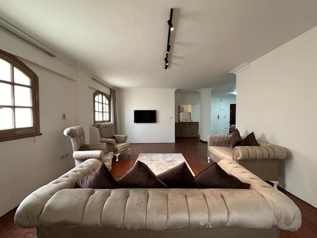 Cozy 2BR Apt in Prime 5th Settlement Location, Káhira