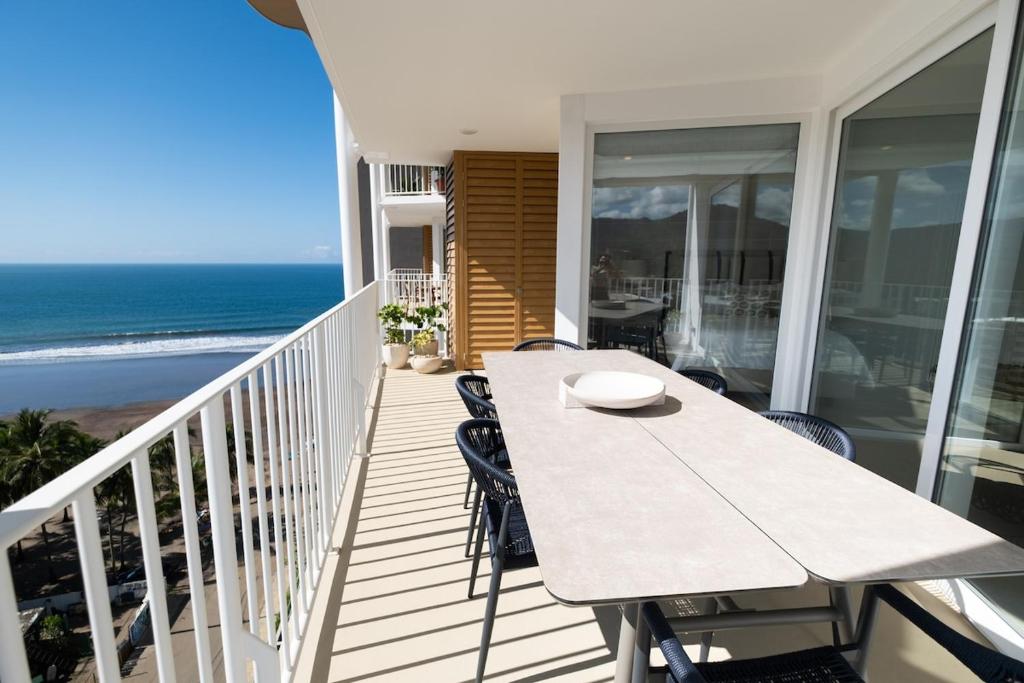 Stylish 2-BR Oceanfront Condo with Panoramic Views, Jacó