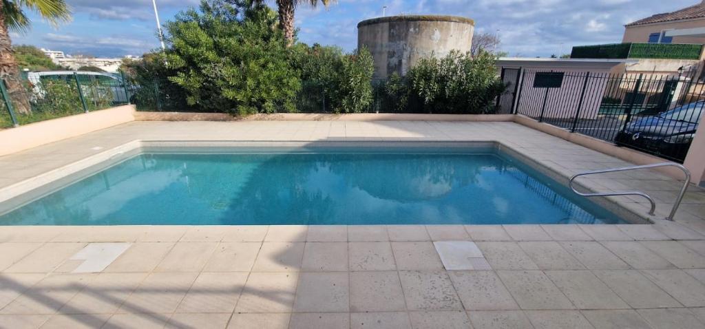 Le Marin - Pool and parking - 2
