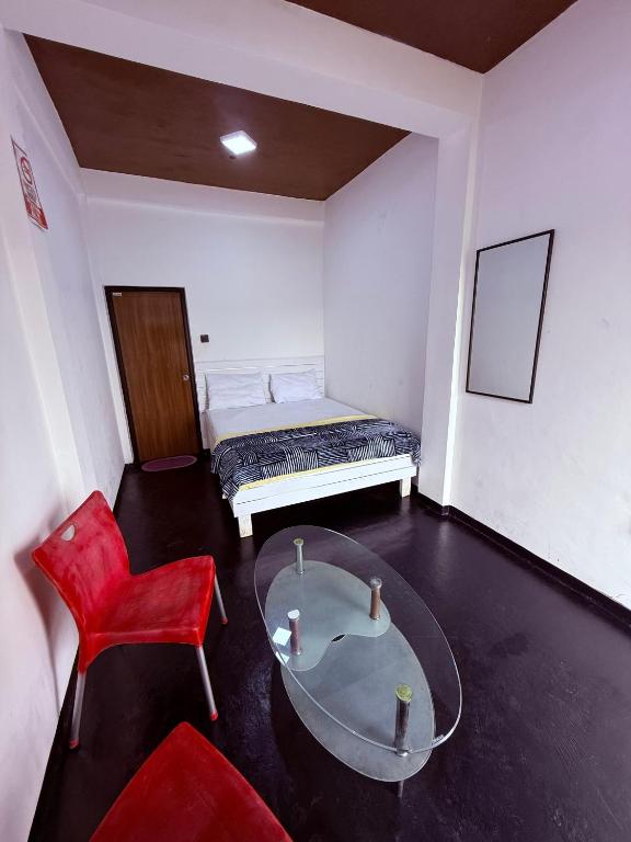 Shiny cot Double room with lake view, Nuwara Eliya