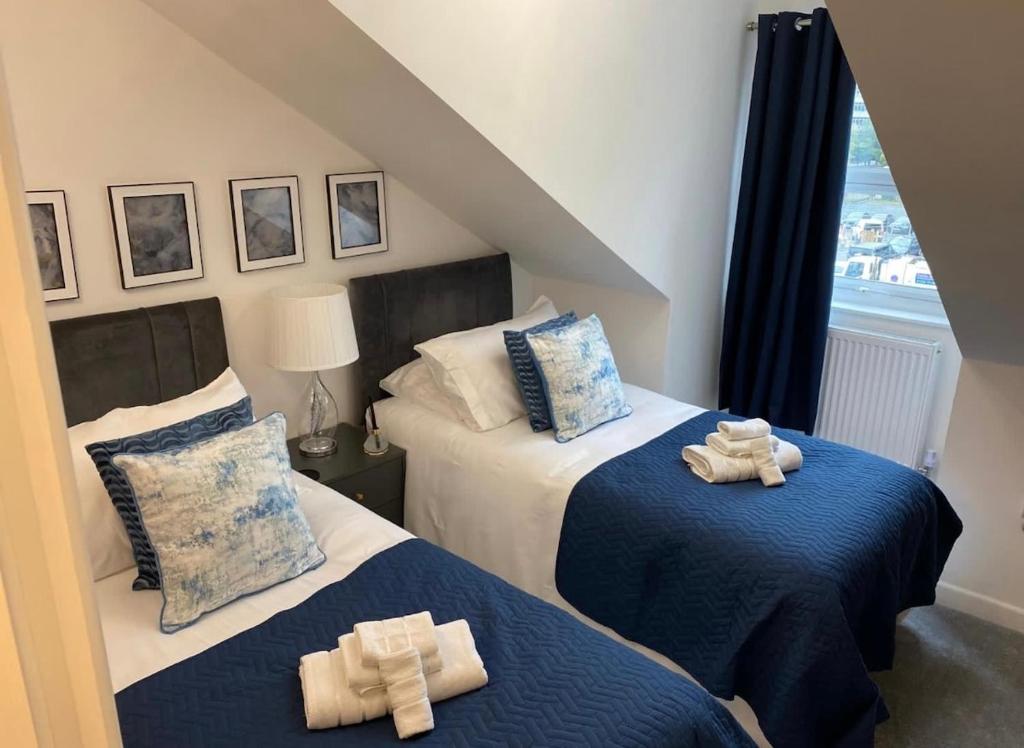 12 D Carina, Watford