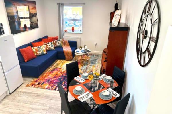 12 E Carina, Watford