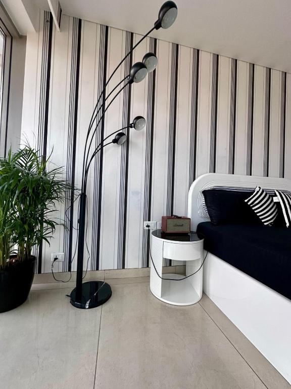 Zebra Luxe Loft Studio with patio, Gurgáon