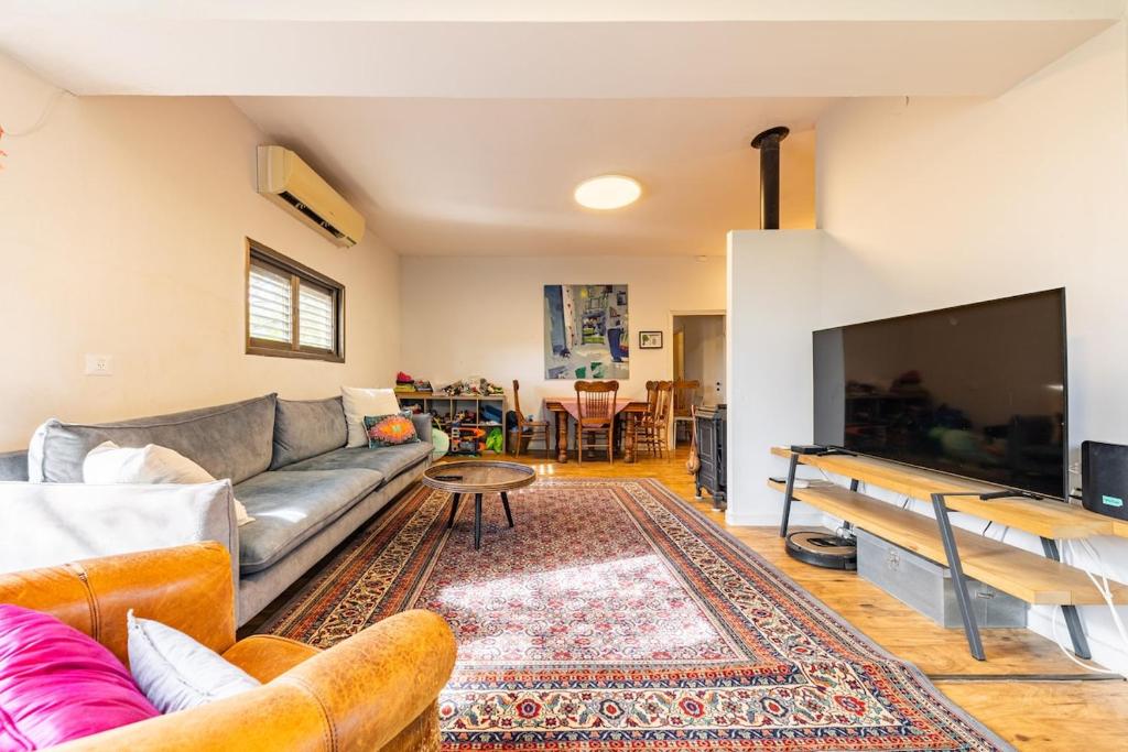 House in the countryside, H̱anniʼel