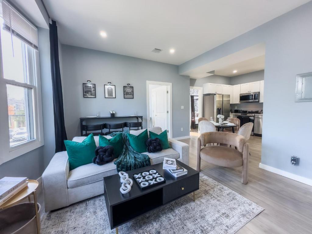 Stylish Secret, 1 FREE Parking, Sleeps 8, Walk to train and Red Bull Arena, 20 Percent OFF, Harrison