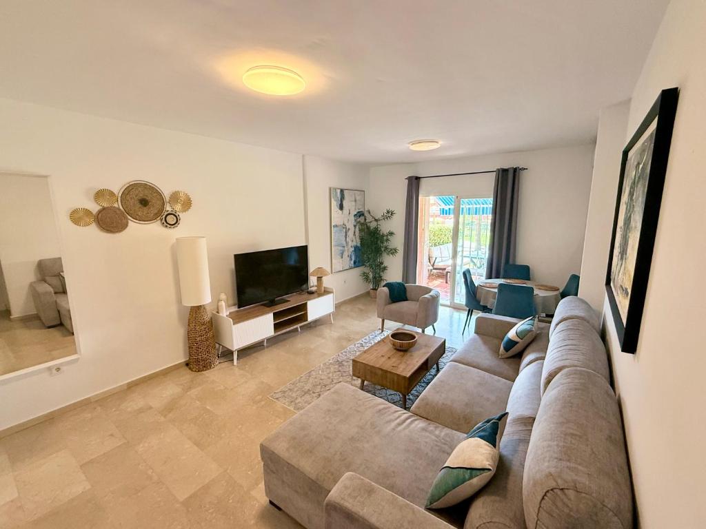 No1 - Beachfront Estepona, close to port, 2 bedroom, 2 bathroom, sleeps 5 - 3