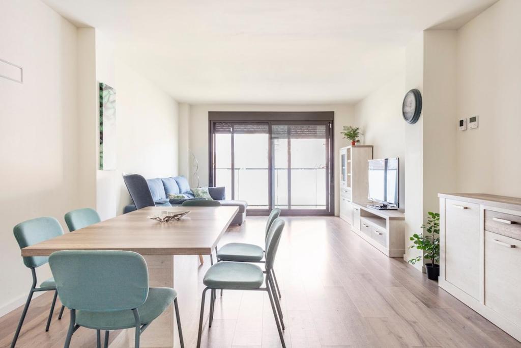 Contemporary 2BR with Pool & Gym - 4