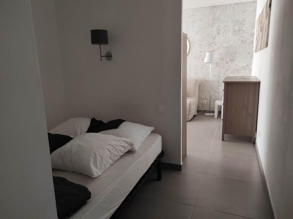 Appartement climatisé T1 à Hyères, dans résidence avec gardien, calme, parking, WIFI - 3