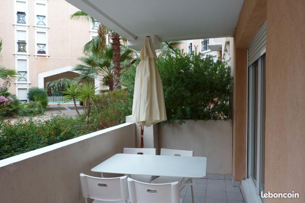 Appartement climatisé T1 à Hyères, dans résidence avec gardien, calme, parking, WIFI - 2