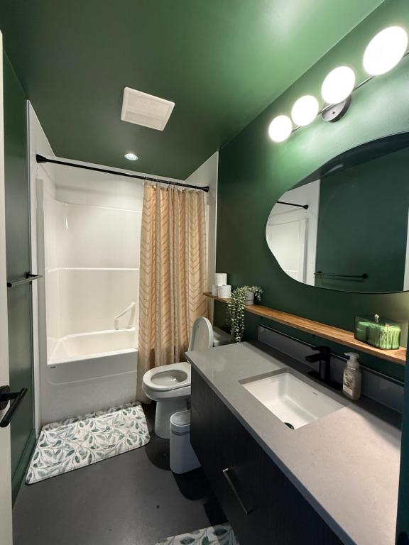 Stylish Condo, Riverview, Downtown East Village, Mins to Stampede, Saddledome, Calgary