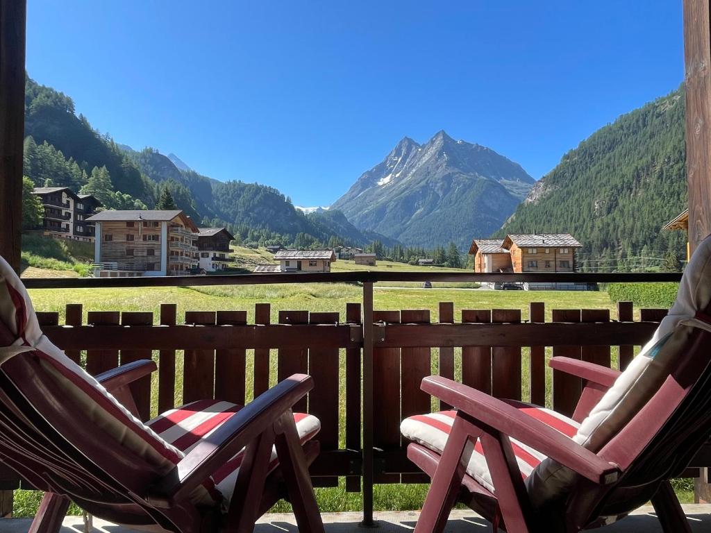 Grand appartement calme avec vue, balcon et parking couvert, Evolene