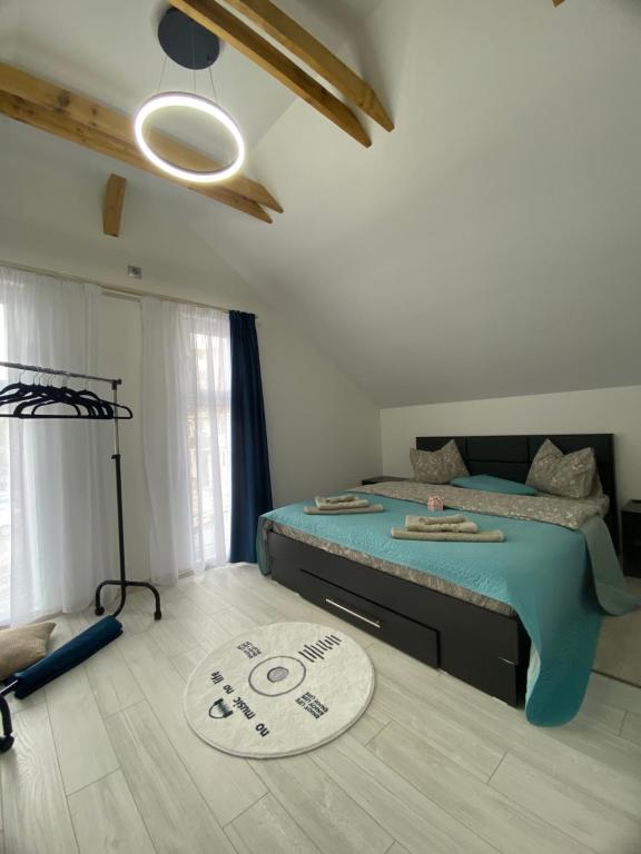 Chloe Loft, Topliţa