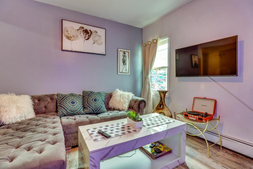 3 Mi to Dtwn Newark Eclectic and Walkable Apt!, Newark